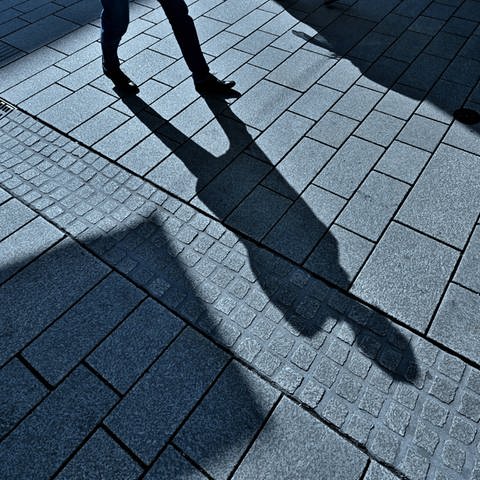 Frauen nachts alleine auf der Straße - mit einer App kann man sich Begleitung rufen.  (Foto: IMAGO, IMAGO / Rolf Poss)