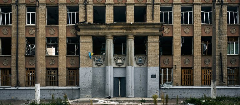 Die Fassade eines Schulgebäudes ist nach einem Beschuss in der Region Donezk beschädigt (Foto: dpa Bildfunk, Picture Alliance)