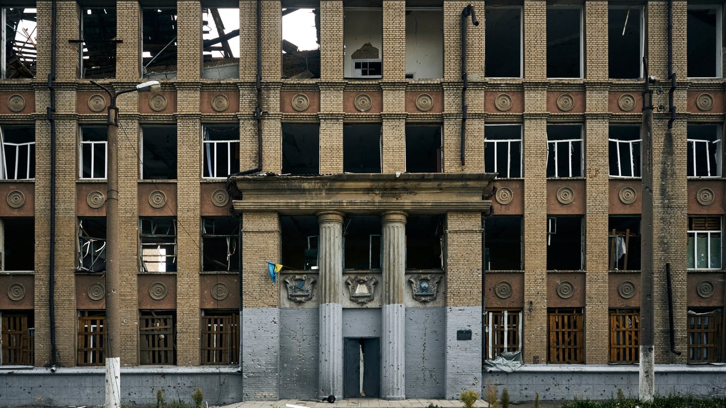 Die Fassade eines Schulgebäudes ist nach einem Beschuss in der Region Donezk beschädigt