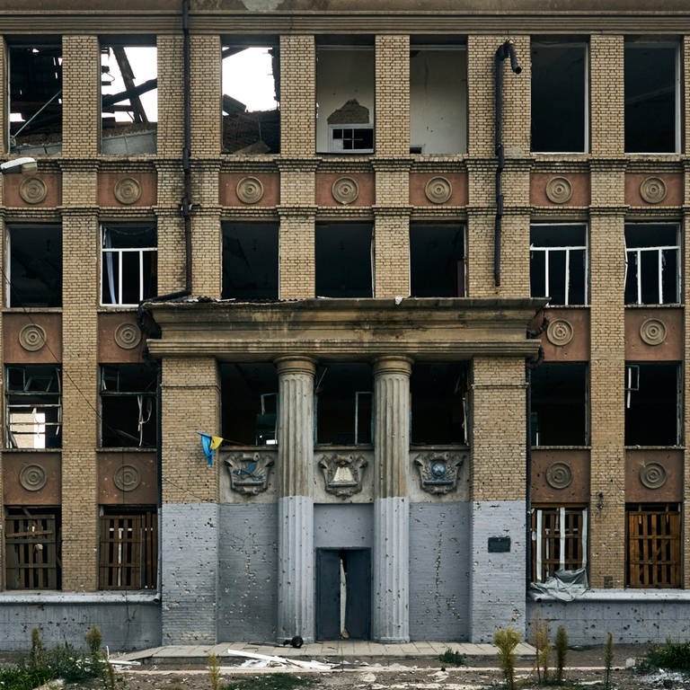 Die Fassade eines Schulgebäudes ist nach einem Beschuss in der Region Donezk beschädigt (Foto: dpa Bildfunk, Picture Alliance)