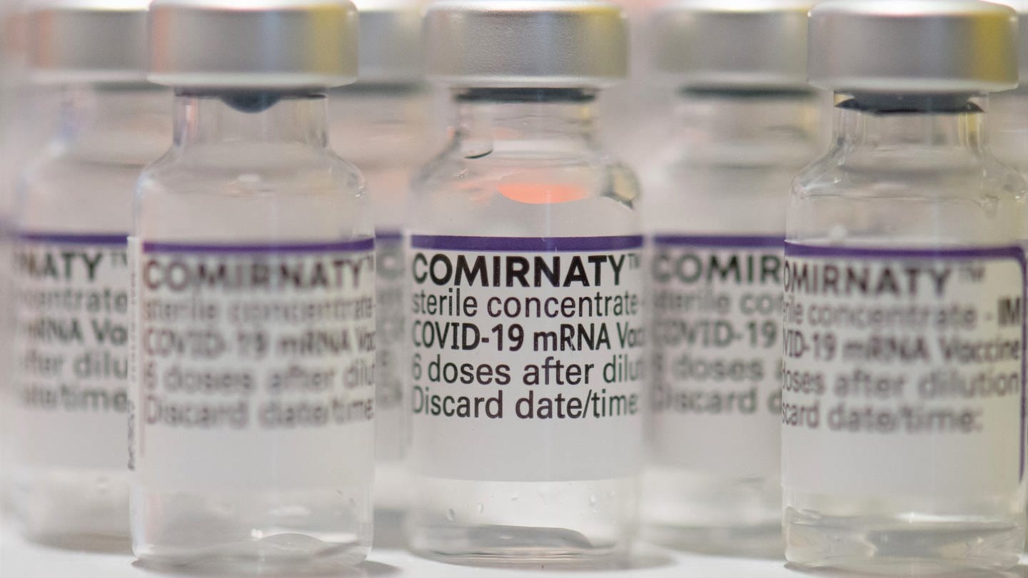 Verbrauchte Ampullen mit dem Biontech-Impfstoff Comirnaty stehen bei einer Impfaktion des DRK in Kirn auf einem Tisch.