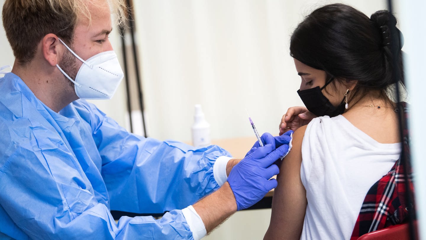 Eine Schülerin lässt sich bei einer Impfaktion des Malteser Hilfsdienstes an der Ruth-Cohn-Schule in Berlin-Charlottenburg gegen Corona impfen