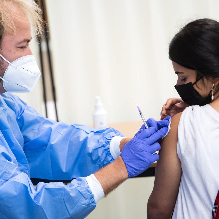 Eine Schülerin lässt sich bei einer Impfaktion des Malteser Hilfsdienstes an der Ruth-Cohn-Schule in Berlin-Charlottenburg gegen Corona impfen (Foto: dpa Bildfunk, picture alliance/dpa | Bernd von Jutrczenka)