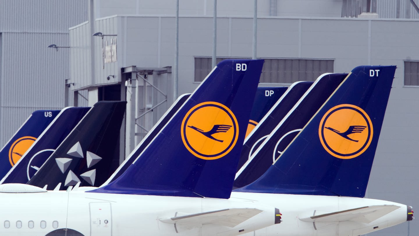 Lufthansa Logo auf Flugzeugen am Boden
