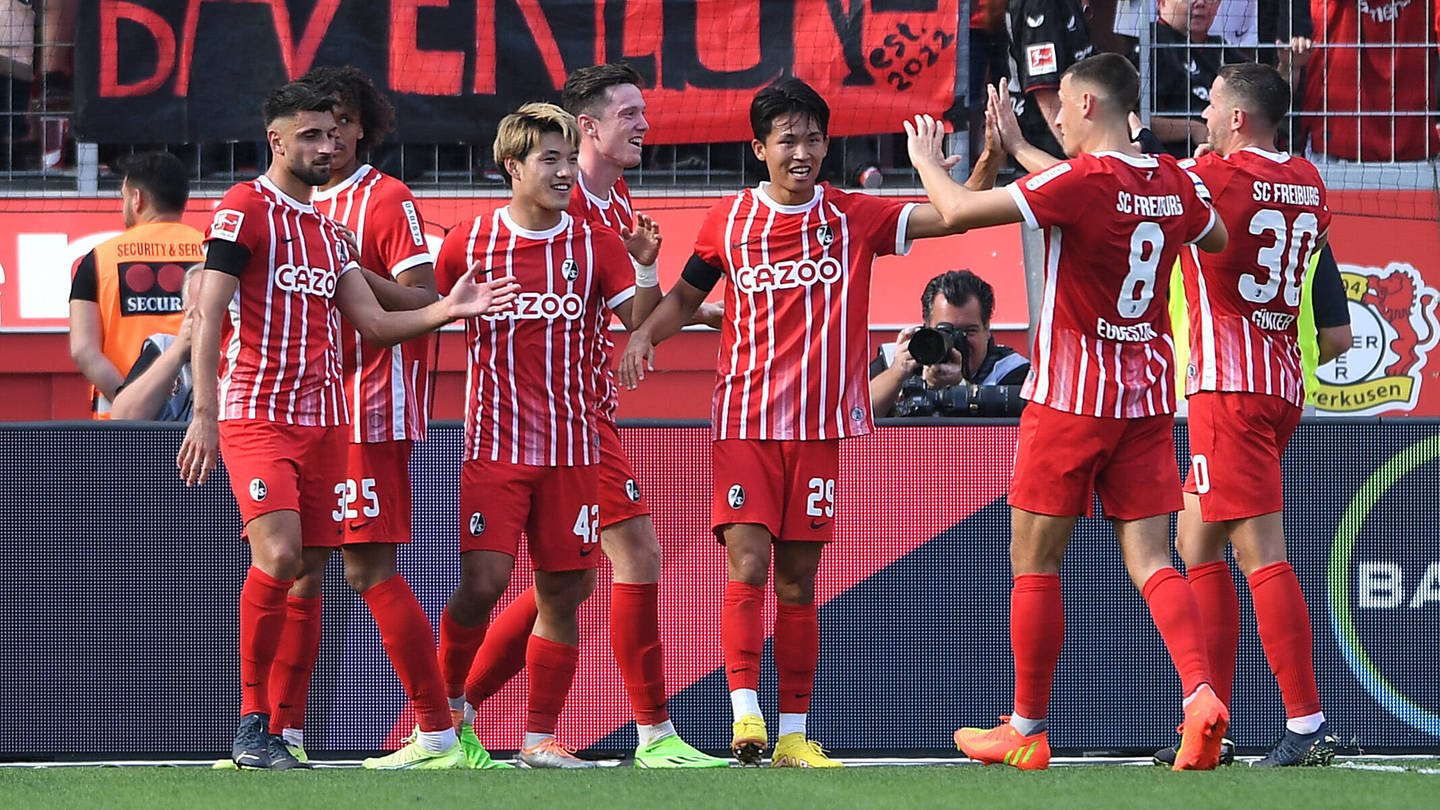 Freiburg siegt gegen Leverkusen und übernimmt die Tabellenführung.
