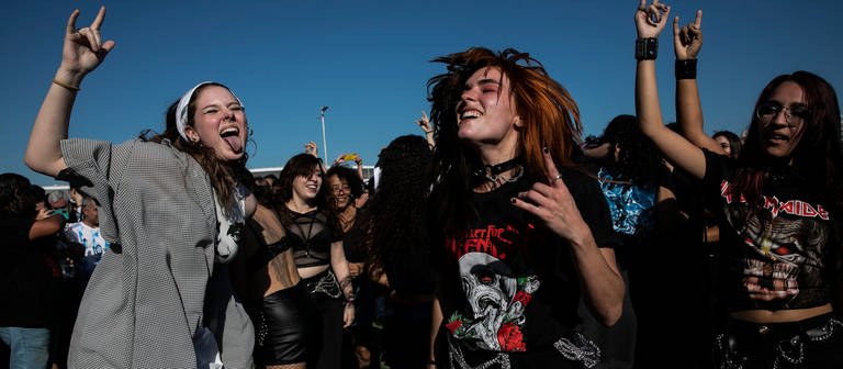 Musikfans tanzen während des Auftritts der brasilianischen Crossover-Thrash-Band Black Panteras und der brasilianischen Punkrock-Band Devotos beim Musikfestival Rock in Rio. (Foto: dpa Bildfunk, picture alliance/dpa/AP | Bruna Prado)