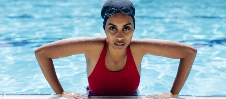 Portrait einer jungen Schwarzen Frau im Pool (Foto: IMAGO, IMAGO / Westend61)