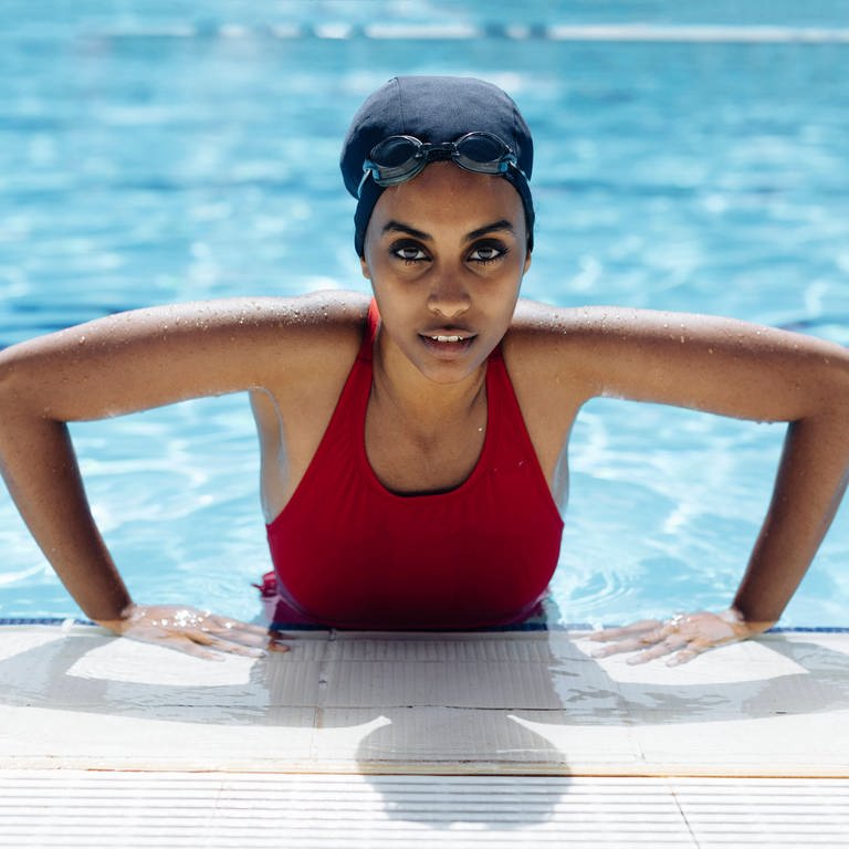 Portrait einer jungen Schwarzen Frau im Pool (Foto: IMAGO, IMAGO / Westend61)