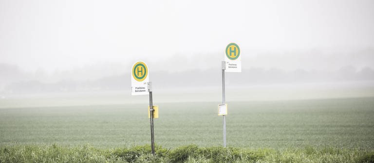 Schilder für Bushaltestelle auf dem Land (Foto: IMAGO, IMAGO / photothek)