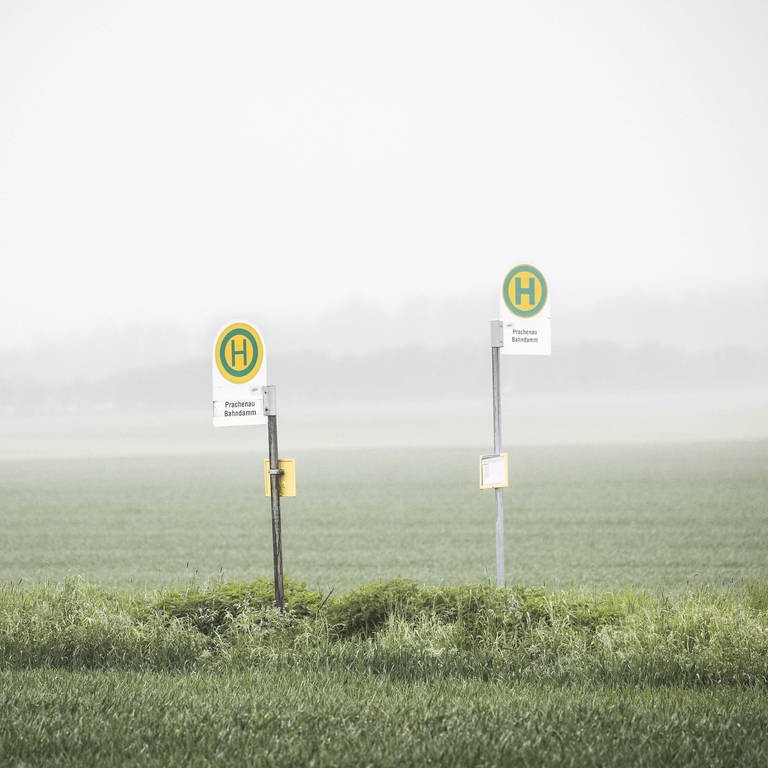 Schilder für Bushaltestelle auf dem Land (Foto: IMAGO, IMAGO / photothek)