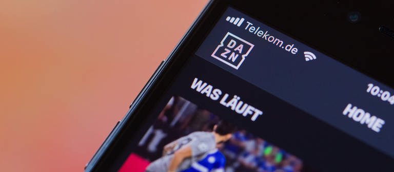Die Übertragung eines Fußballspiels ist beim Streamingdienst DAZN auf einem Smartphone zu sehen. (Foto: dpa Bildfunk, picture alliance/dpa | Rolf Vennenbernd)