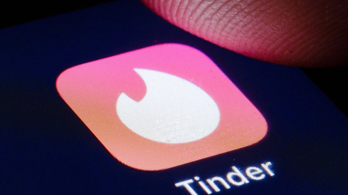 Das Logo der Mobile Dating App Tinder ist auf dem Display eines Smartphone zu sehen. (Foto: IMAGO, xThomasxTrutschel/photothekx)
