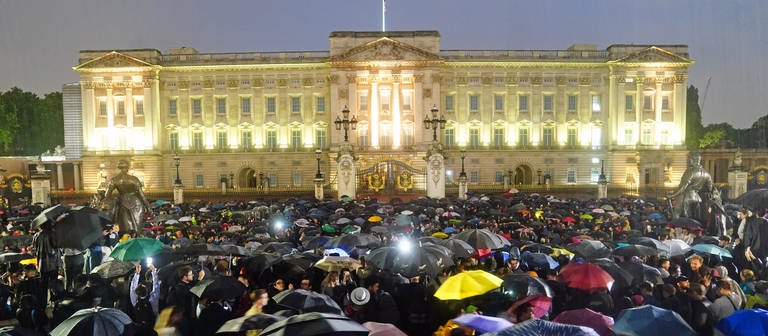 Nach dem Tod von Queen Elizabeth II. versammeln sich hunderte Menschen vor dem Buckingham Palace. (Foto: dpa Bildfunk, picture alliance/dpa/PA Wire | Victoria Jones)