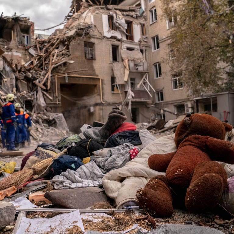 Zerstörtes Gebäude in Ukraine Teddy im Vodergrund (Foto: picture-alliance / Reportdienste, picture alliance/dpa/ZUMA Press Wire | David Ryder)