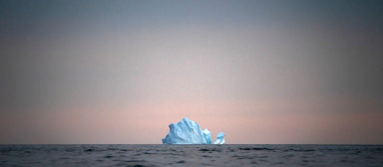 Eisberg im Meer bei Sonnenuntergang (Foto: picture-alliance / Reportdienste, picture alliance/dpa/AP | Felipe Dana)