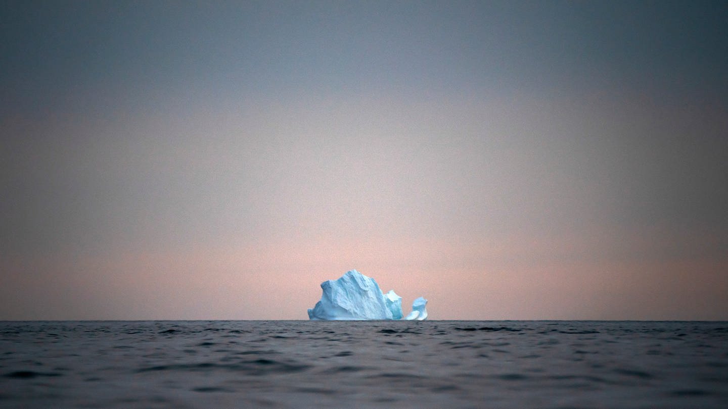 Eisberg im Meer bei Sonnenuntergang