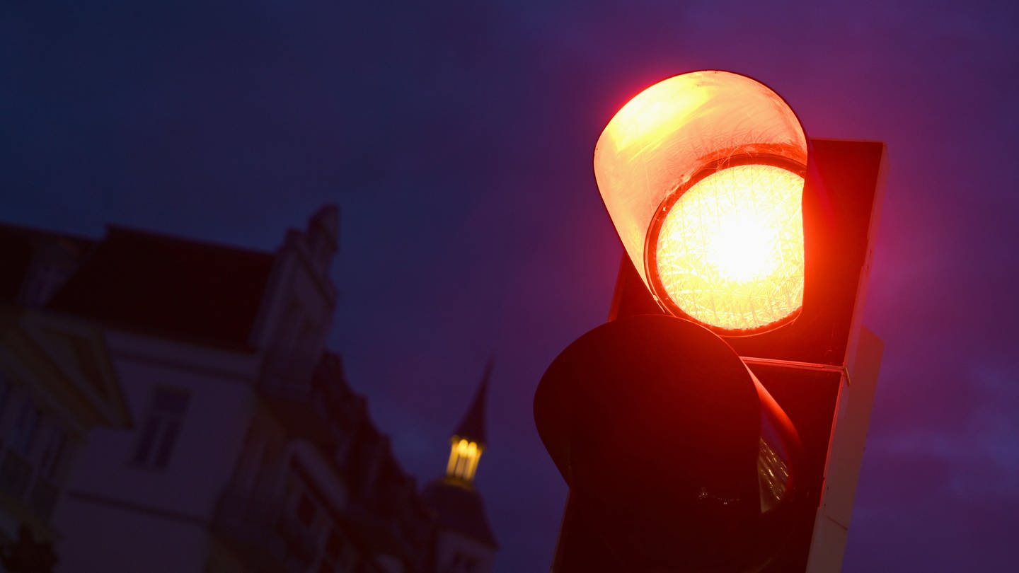 Eine rote Ampel leuchtet (Foto: dpa Bildfunk, picture alliance/dpa/dpa-Zentralbild | Stefan Sauer)