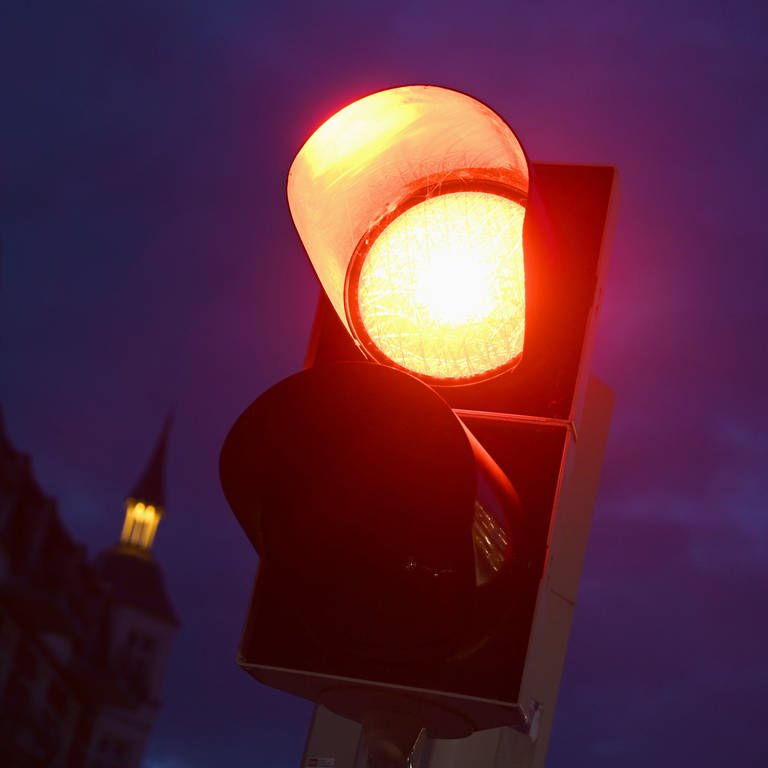 Eine rote Ampel leuchtet (Foto: dpa Bildfunk, picture alliance/dpa/dpa-Zentralbild | Stefan Sauer)