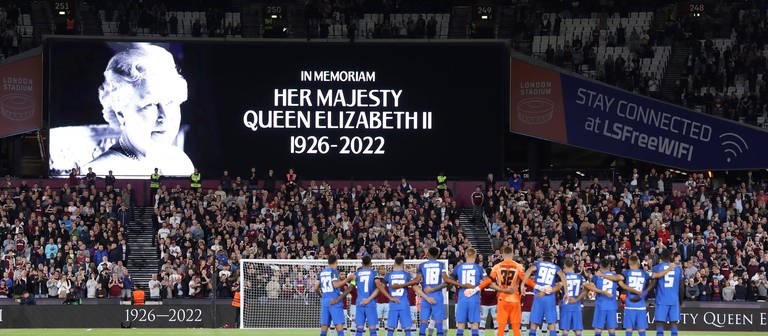 Fußballspieler halten eine Scweigeminute für die Queen ab. (Foto: IMAGO, IMAGO / Offside Sports Photography)