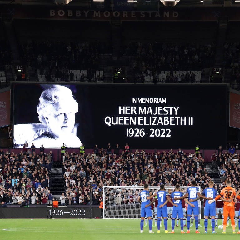 Fußballspieler halten eine Scweigeminute für die Queen ab. (Foto: IMAGO, IMAGO / Offside Sports Photography)