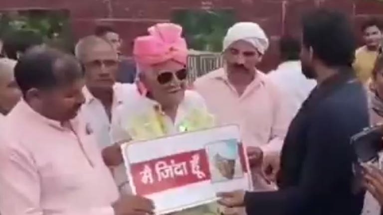 Ein 102-Jähriger feiert in Indien eine Party, um zu zeigen, dass er nicht tot ist, obwohl er für tot erklärt wurde.