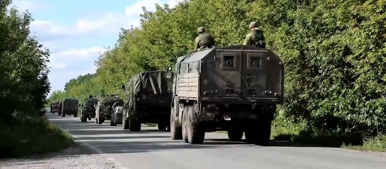 Mehrere russsiche Militärfahrzeuge fahren auf einer Straße, die sich nach Angaben des russischen Verteidigungsministeriums in der Region Charkiw befinden soll. (Foto: IMAGO, IMAGO / SNA)
