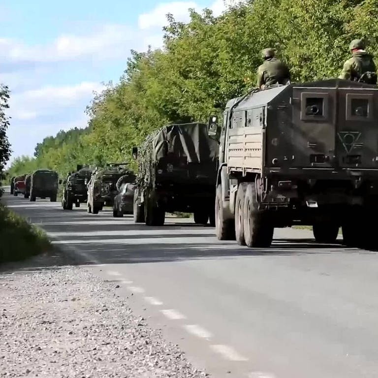 Mehrere russsiche Militärfahrzeuge fahren auf einer Straße, die sich nach Angaben des russischen Verteidigungsministeriums in der Region Charkiw befinden soll. (Foto: IMAGO, IMAGO / SNA)