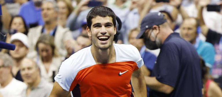 Der 19-jährige Tennisspieler Carlos Alcaraz aus Spanien lächelt glücklich nach seinem Sieg gegen Casper Ruud aus Norwegen im Finale der US-Open. (Foto: IMAGO, IMAGO / UPI Photo)
