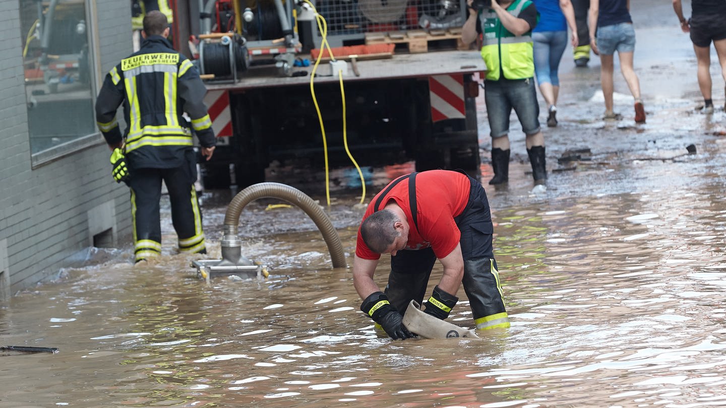 Mann arbeitet Sturzflut Rheinland-Pfalz