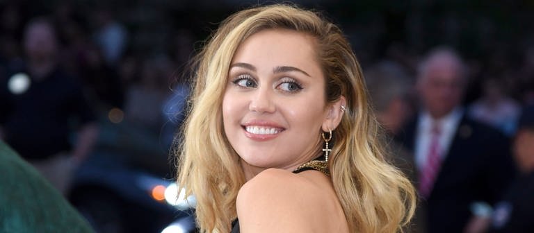 Miley Cyrus kommt zur "Met Gala" 2018 des Kostüminstituts des Metropolitan Museum of Art (Met) (Foto: IMAGO, picture alliance/dpa/Invision/AP | Evan Agostini)