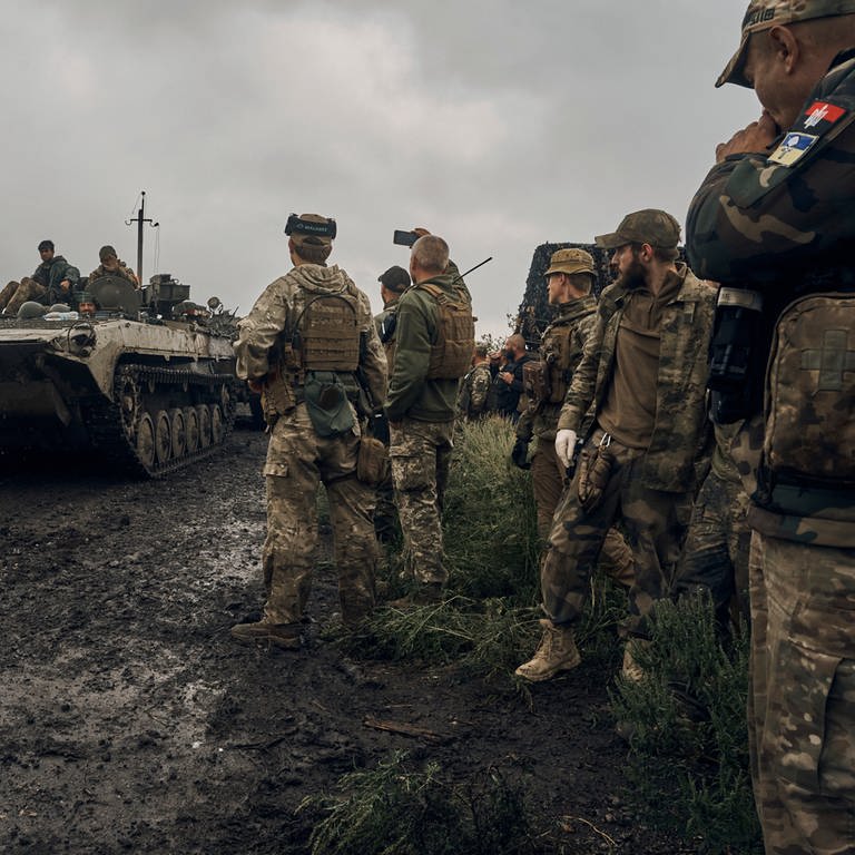 Ukrainische Militärfahrzeuge bewegen sich auf der Straße in dem befreiten Gebiet in der Region Charkiw, Ukraine. Die ukrainischen Truppen haben am Montag weite Teile des russischen Territoriums zurückerobert und sind teilweise bis zur nordöstlichen Grenze vorgedrungen. Nach eigenen Angaben haben sie im Rahmen eines Blitzvorstoßes zahlreiche russische Soldaten gefangen genommen, die Moskau zu einem überstürzten Rückzug zwangen. (Foto: dpa Bildfunk, picture alliance/dpa/AP | Kostiantyn Liberov)