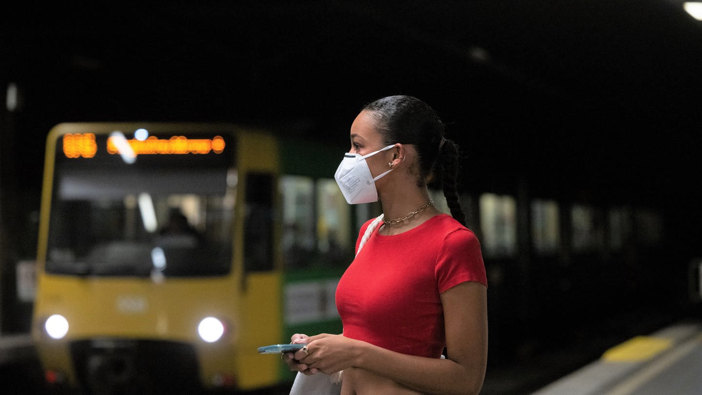 Eine Frau trägt in einer Stadtbahnhaltestelle in der Innenstadt eine FFP2-Maske. Das Bundeskabinett will an diesem Mittwoch die Weichen für die geplanten Corona-Auflagen für diesen Herbst und Winter stellen. (Foto: dpa Bildfunk, picture alliance/dpa | Marijan Murat)