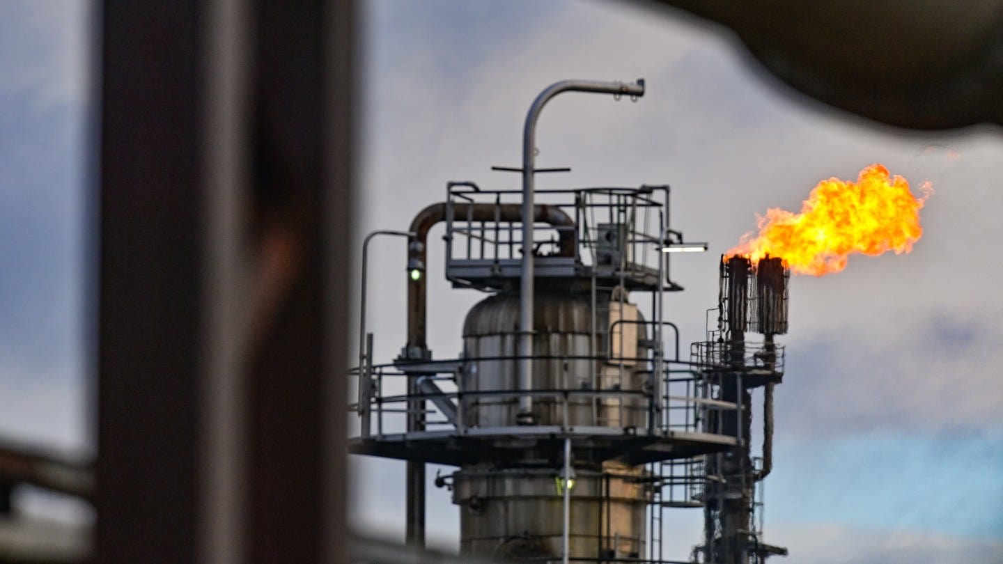 Symbolbild: In der PCK-Raffinerie GmbH wird überschüssiges Gas in der Rohölverarbeitungsanlage verbrannt. Die Versorgung der Erdölraffinerie PCK in Schwedt mit Rohöl aus Russland über die Pipeline «Freundschaft» läuft nach Angaben des Unternehmens aktuell zuverlässig und ohne Probleme.