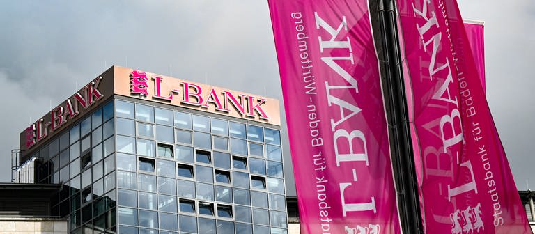 Das Logo der L-Bank, der landeseigenen Staatsbank für Baden-Württemberg, ist am Dach des Bankgebäudes angebracht. (Foto: dpa Bildfunk, picture alliance/dpa | Bernd Weißbrod)