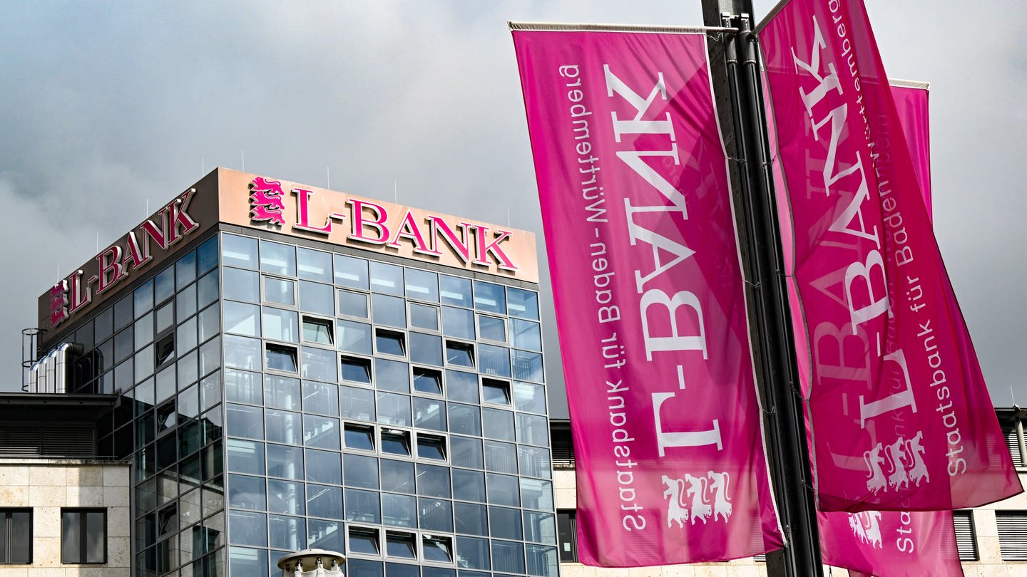 Das Logo der L-Bank, der landeseigenen Staatsbank für Baden-Württemberg, ist am Dach des Bankgebäudes angebracht.