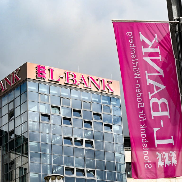 Das Logo der L-Bank, der landeseigenen Staatsbank für Baden-Württemberg, ist am Dach des Bankgebäudes angebracht. (Foto: dpa Bildfunk, picture alliance/dpa | Bernd Weißbrod)