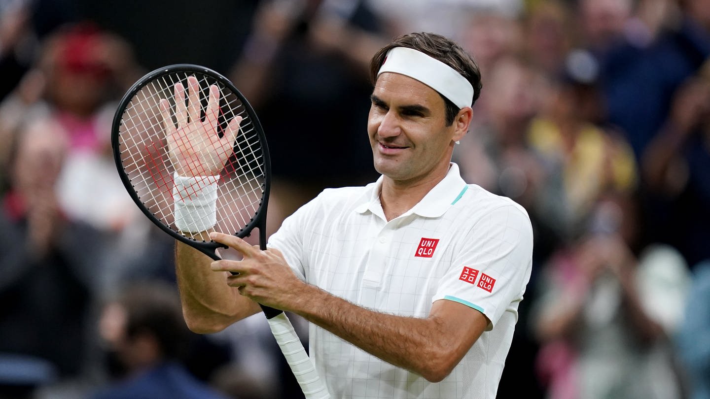 Roger Federer feiert seinen Sieg.