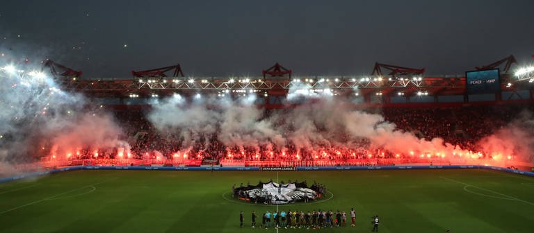 Fanchoreografie der Olympiakos-Fans bei der Präsentation der Mannschaften. (Foto: IMAGO, ANE Edition)
