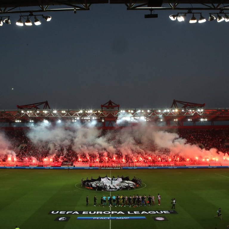 Fanchoreografie der Olympiakos-Fans bei der Präsentation der Mannschaften. (Foto: IMAGO, ANE Edition)