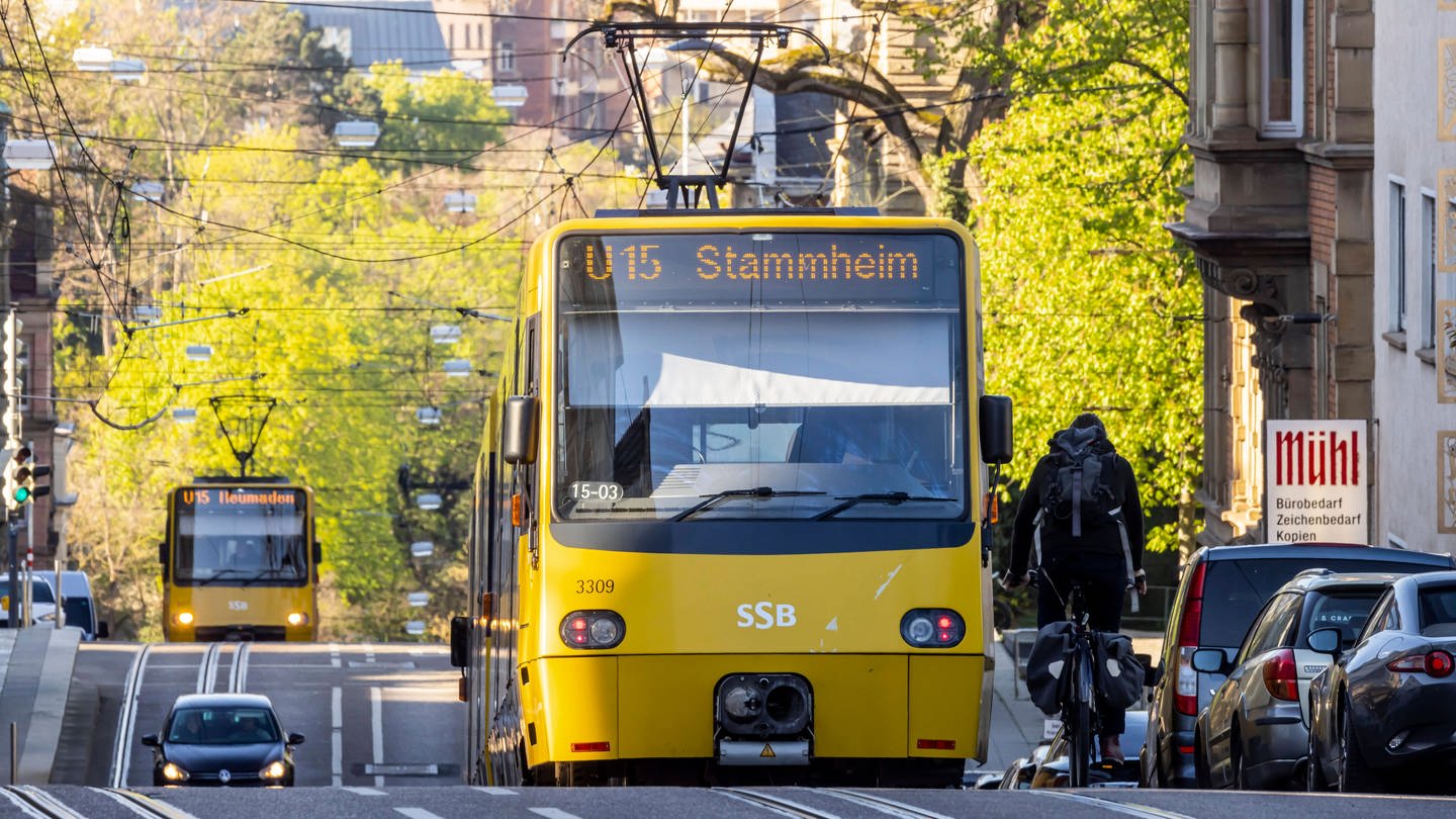 Zwei Stadtbahnen der Linie U15 begegnen sich in einer Straße in Stuttgart.
