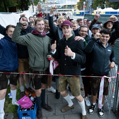 Viele junge Besucher warten vor einem Absperrband auf die Eröffnung des Oktoberfests in München. (Foto: dpa Bildfunk, picture alliance/dpa | Sven Hoppe)