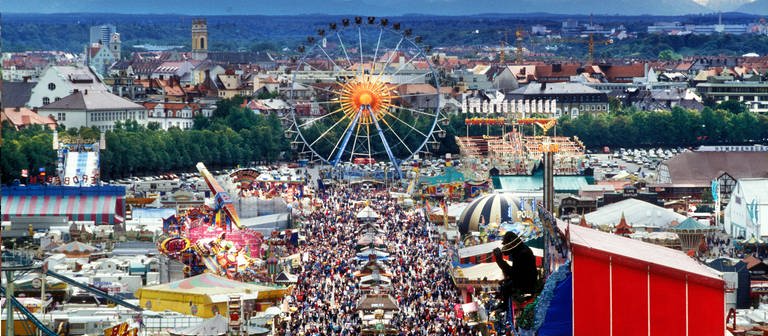 Das Archivbild zeigt in einer Luftaufnahme das Festgelände des Münchener Oktoberfests. (Foto: IMAGO, IMAGO / Heinz Gebhardt)