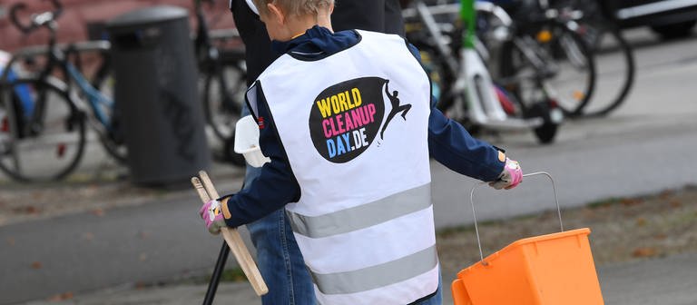 Kind mit Weste vom World Cleanup day (Foto: dpa Bildfunk, picture alliance/dpa | Franziska Kraufmann)