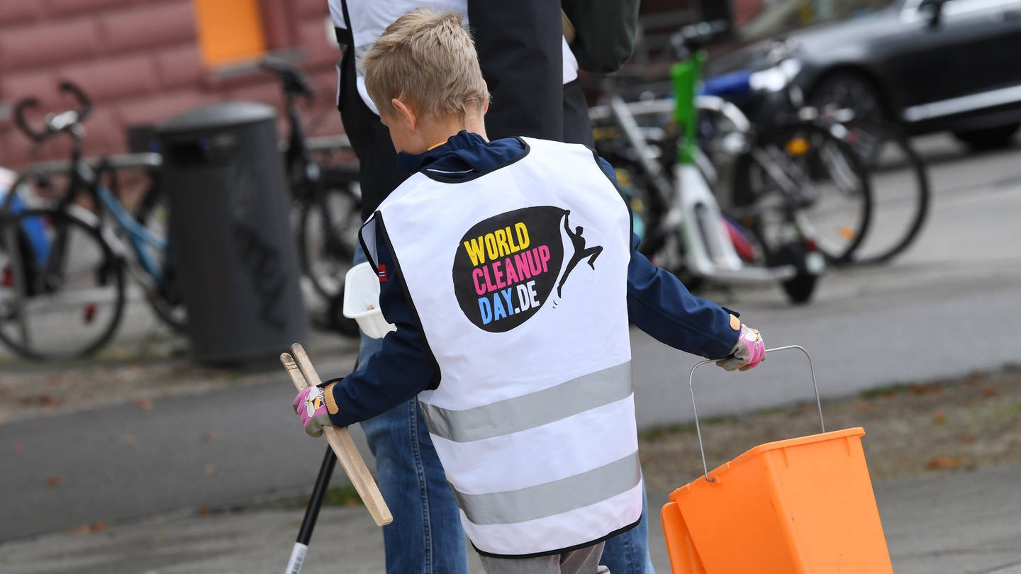 Kind mit Weste vom World Cleanup day
