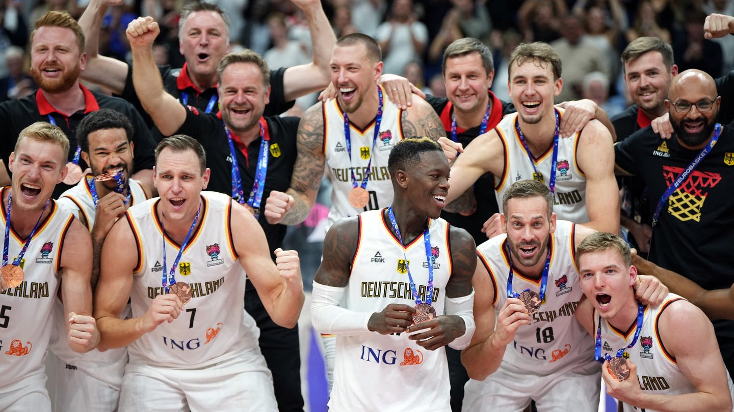 Basketball: EM, Polen - Deutschland, K.o.-Runde, Spiel um Platz 3, Mercedes-Benz Arena, die deutschen Spieler jubeln über die Bronzemedaille.