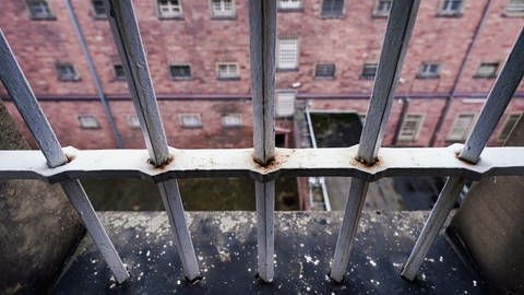 Durch ein Fenstergitter in einem Gebäude des ehemaligen Gefängnisses „Fauler Pelz“ (Gefängnis Heidelberg) ist ein Innenhof zu sehen. (Foto: dpa Bildfunk, picture alliance/dpa | Uwe Anspach)