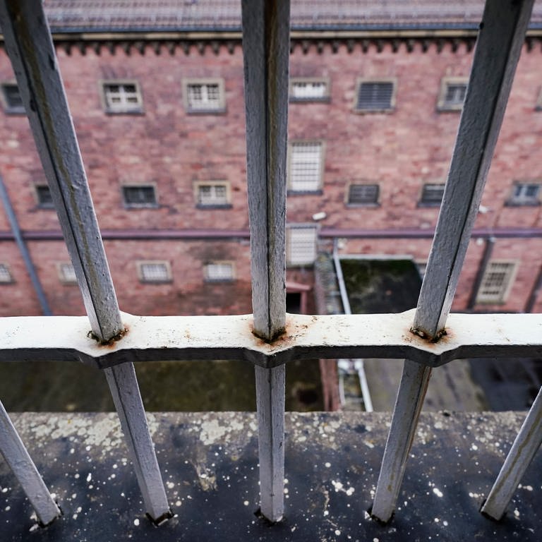 Durch ein Fenstergitter in einem Gebäude des ehemaligen Gefängnisses „Fauler Pelz“ (Gefängnis Heidelberg) ist ein Innenhof zu sehen. (Foto: dpa Bildfunk, picture alliance/dpa | Uwe Anspach)