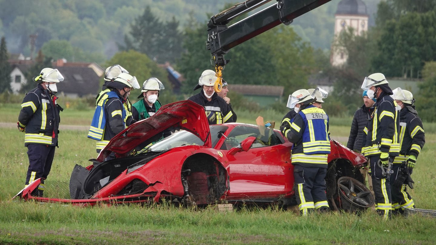 Zerstörter Ferrari auf dem Testgelände des Lahrer Flugplatzes