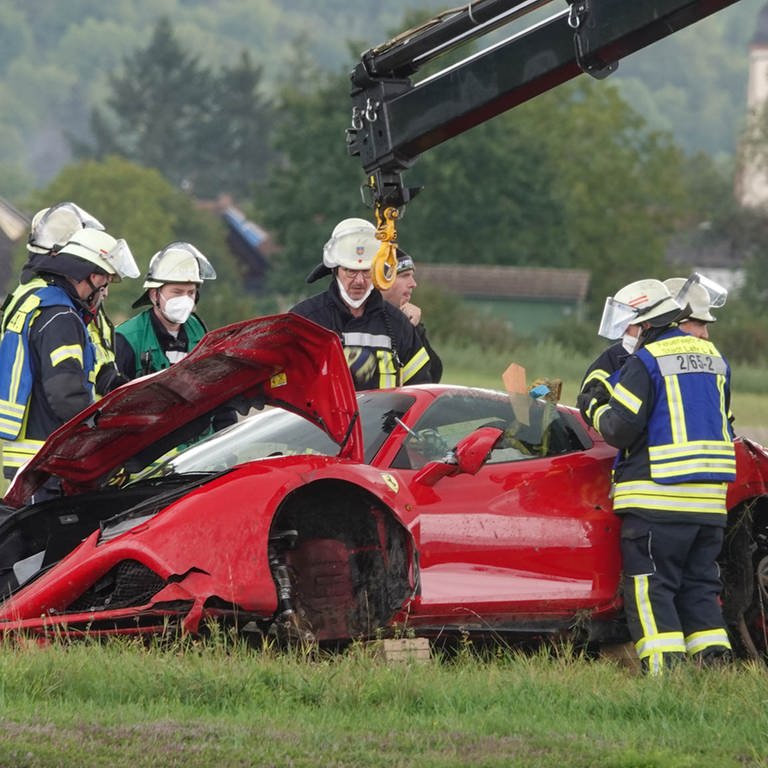 Zerstörter Ferrari auf dem Testgelände des Lahrer Flugplatzes (Foto: Christina Häußler / Einsatz-Report24)