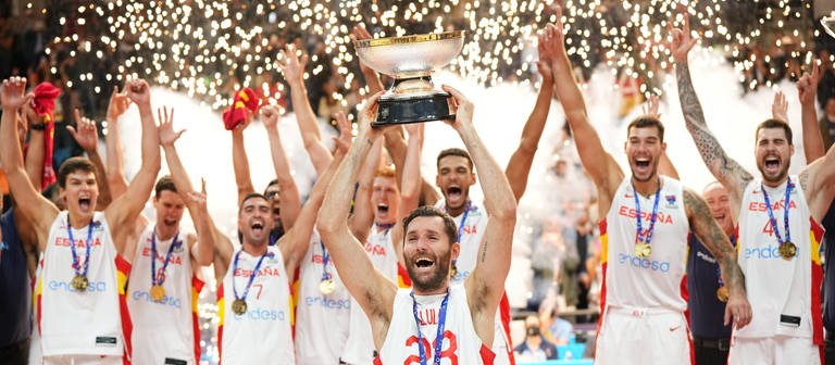 Basketball: Die spanischen Spieler jubeln über den Europameister-Titel (Foto: dpa Bildfunk, picture alliance/dpa | Soeren Stache)